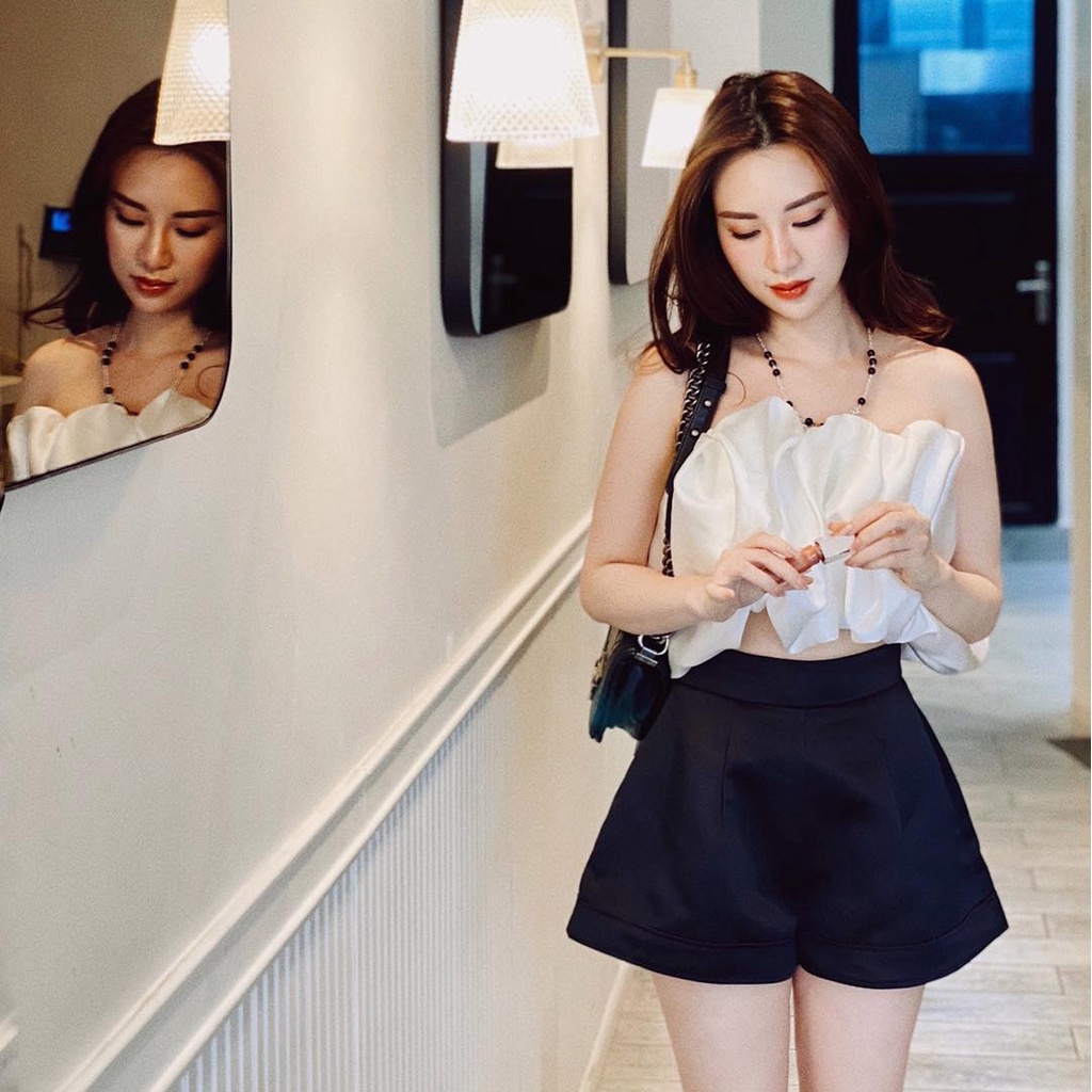 Áo croptop trắng trễ vai cúp ngực
