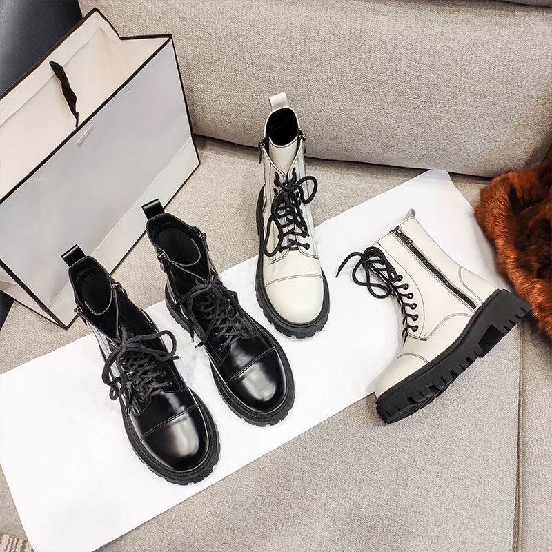 Boots trắng gót đen cao 5p dễ dàng phối đồ