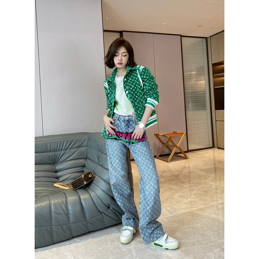 Áo khoác bomber nữ 𝑳𝒐𝒖𝒊𝒔 𝑽𝒖𝒊𝒕𝒕𝒐𝒏 LV cao cấp, hoạ tiết thương hiệu thời thượng