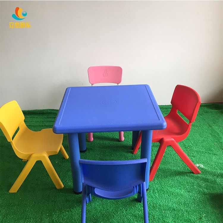 Bàn hình vuông nhập khẩu được làm bằng nhựa cao cấp | BigBuy360 - bigbuy360.vn