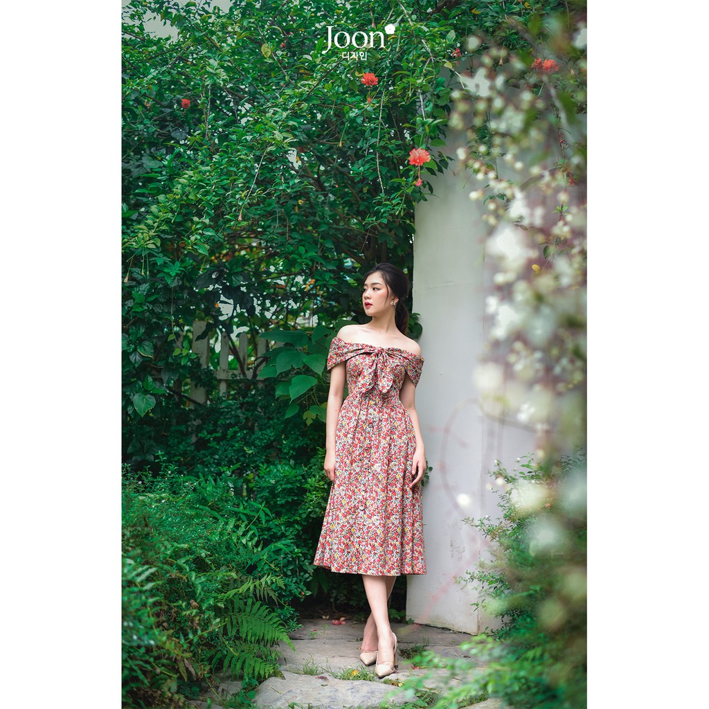 Váy hoa nhí Hewitt trễ vai, dáng xoè, thắt nơ trước ngực. Váy thiết kế cao cấp gợi cảm, maxi