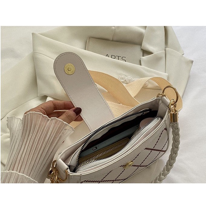 Túi xách nữ đeo chéo họa tiết sọc sang trọng có dây đan trang trí bên trong có khóa kéo, có hai màu đen và trắng