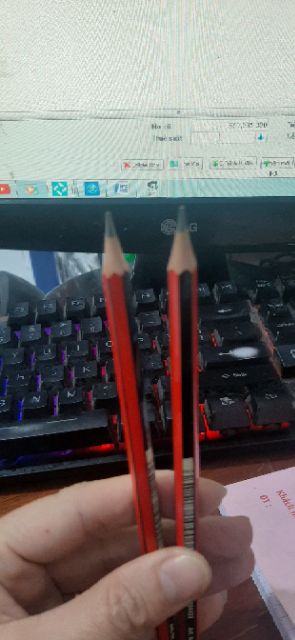 2 cây bút chì staedtler 110.
