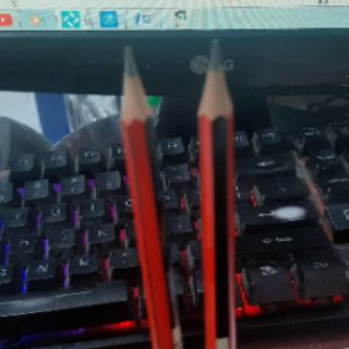 2 cây bút chì staedtler 110.