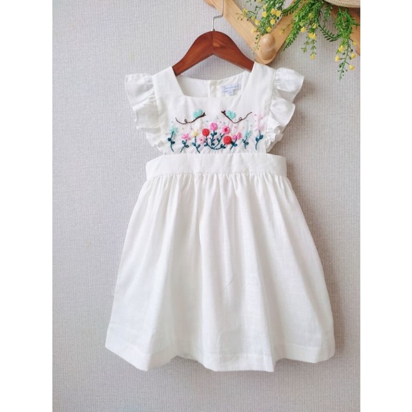 Đầm linen trắng thêu tay họa tiết hoa cho bé gái