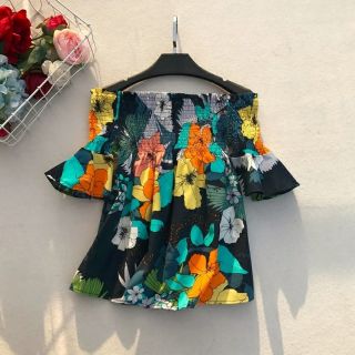 Áo trễ vai hoa .