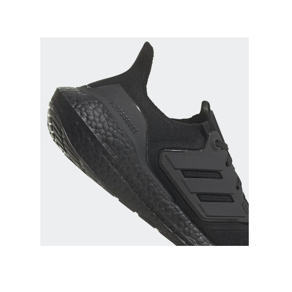 6. Giày Ultra Boost 22 Triple Black