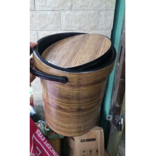 Thùng rác vân gỗ nắp lật thông minh.