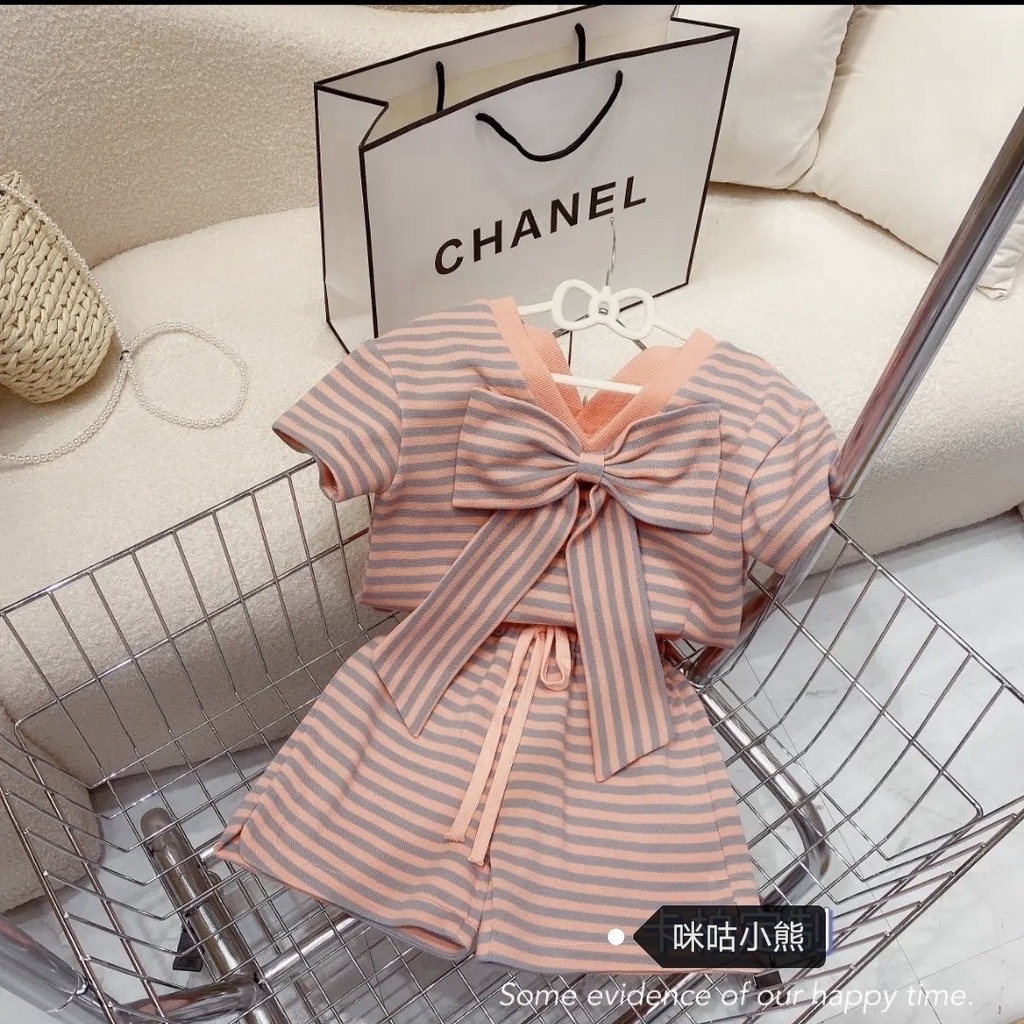 Set Áo Thun Ngắn Tay Cổ Chữ v Và Quần Short Ống Rộng Họa Tiết Kẻ Sọc Phong Cách Hàn Quốc Thời Trang Mùa Hè Cho Bé Gái