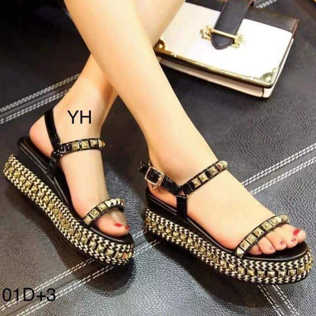 Giày đế xuồng đinh