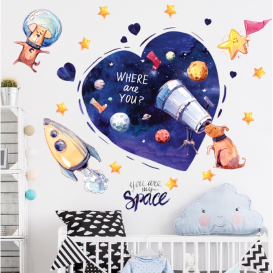 Decal trang trí tường - Chú chó bay lên vũ trụ và ngồi ngắm hành tinh