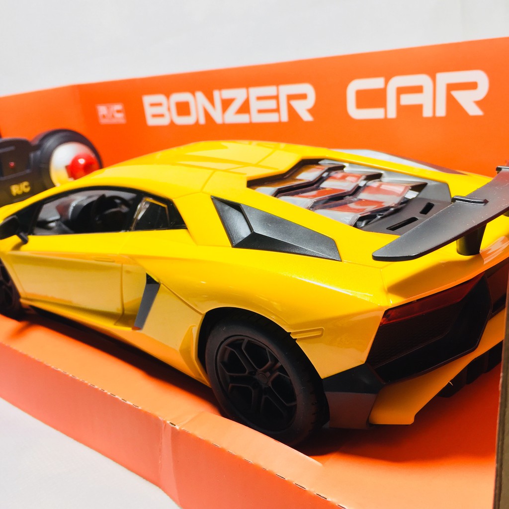 Siêu xe Ferrari đua điều kiển tốc độ
