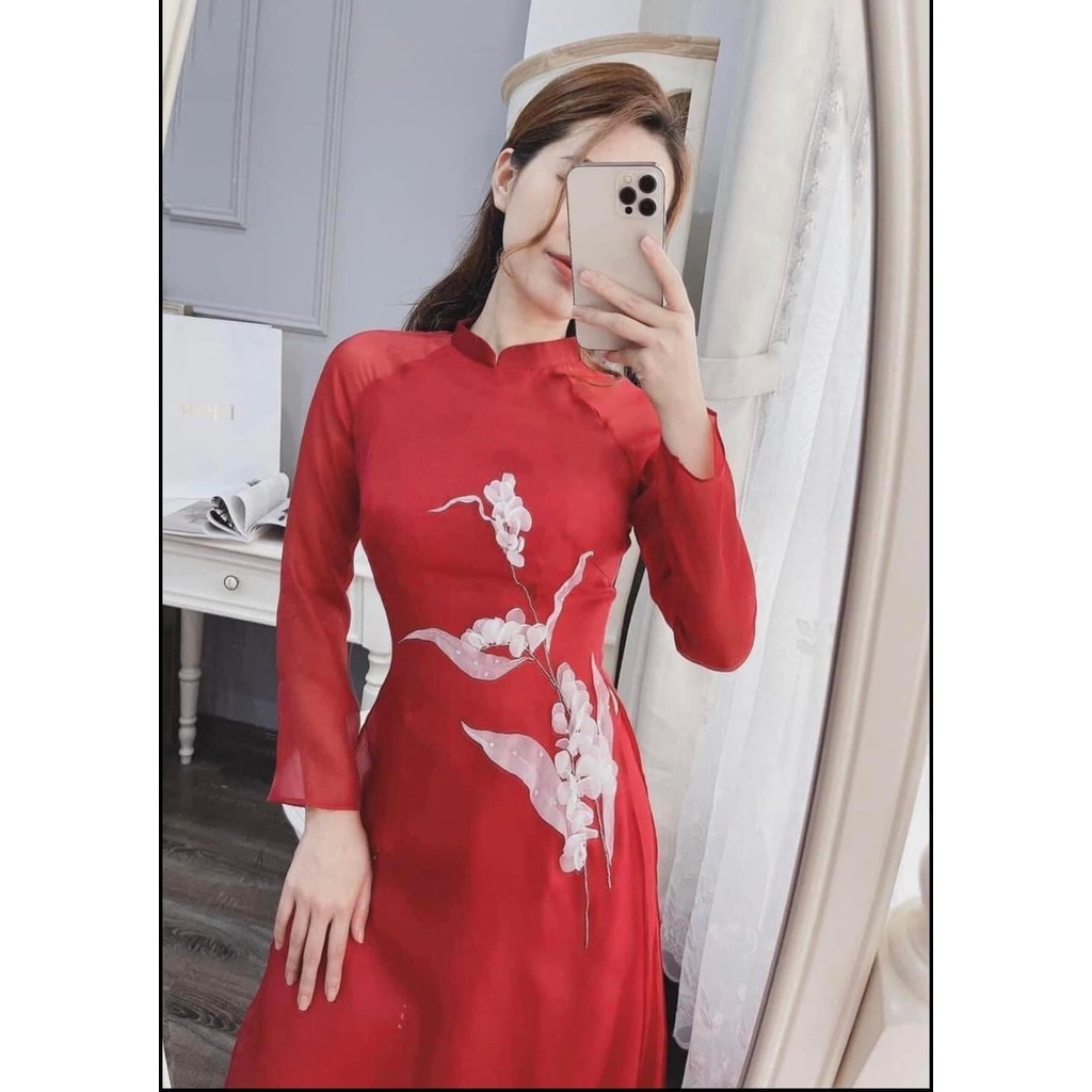 Áo dài thiết kế hoa von màu đỏ và vàng tỉ mỉ, tạo điểm nhấn ỏ eo giúp thon gon xinh xăn phù hợp chụp ảnh, cưới hỏi