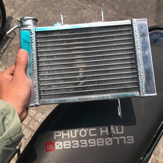KÉT NƯỚC LỚN EXCITER 135 , HAI TAI CHỨA NƯỚC LỚN HƠN , LÁ GIÓ LỚN - HẬU RACING SHOP