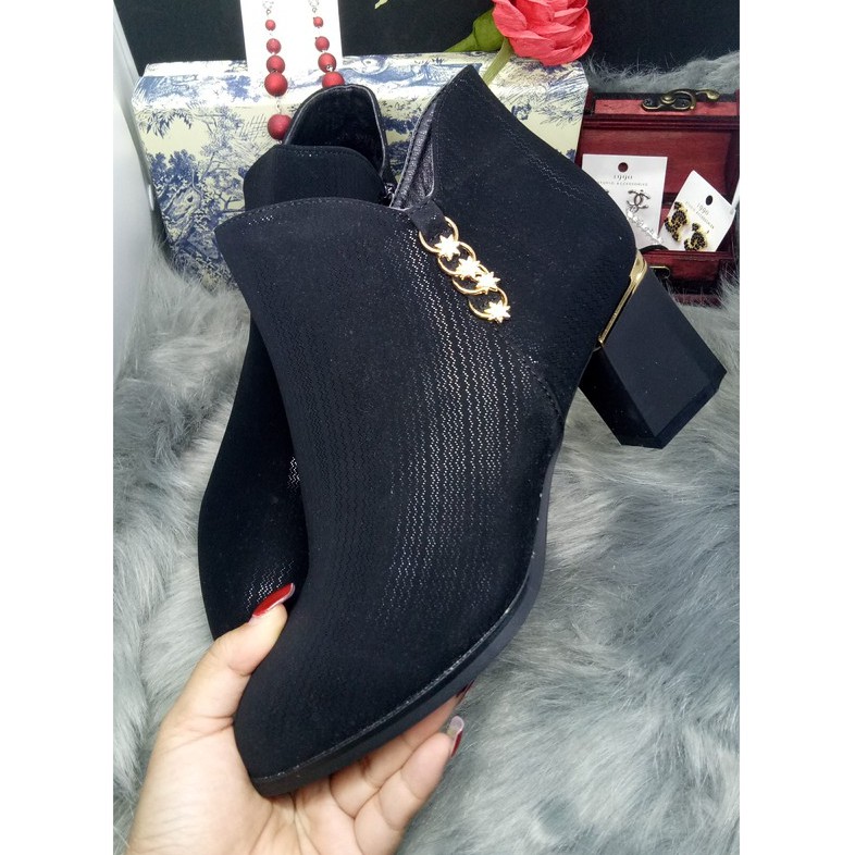 Giày bốt chất satin ánh nhũ màu đen mũi nhọn đính hình trang trí ngôi sao, gót vuông có viền vàng quanh gót cao 5 cm