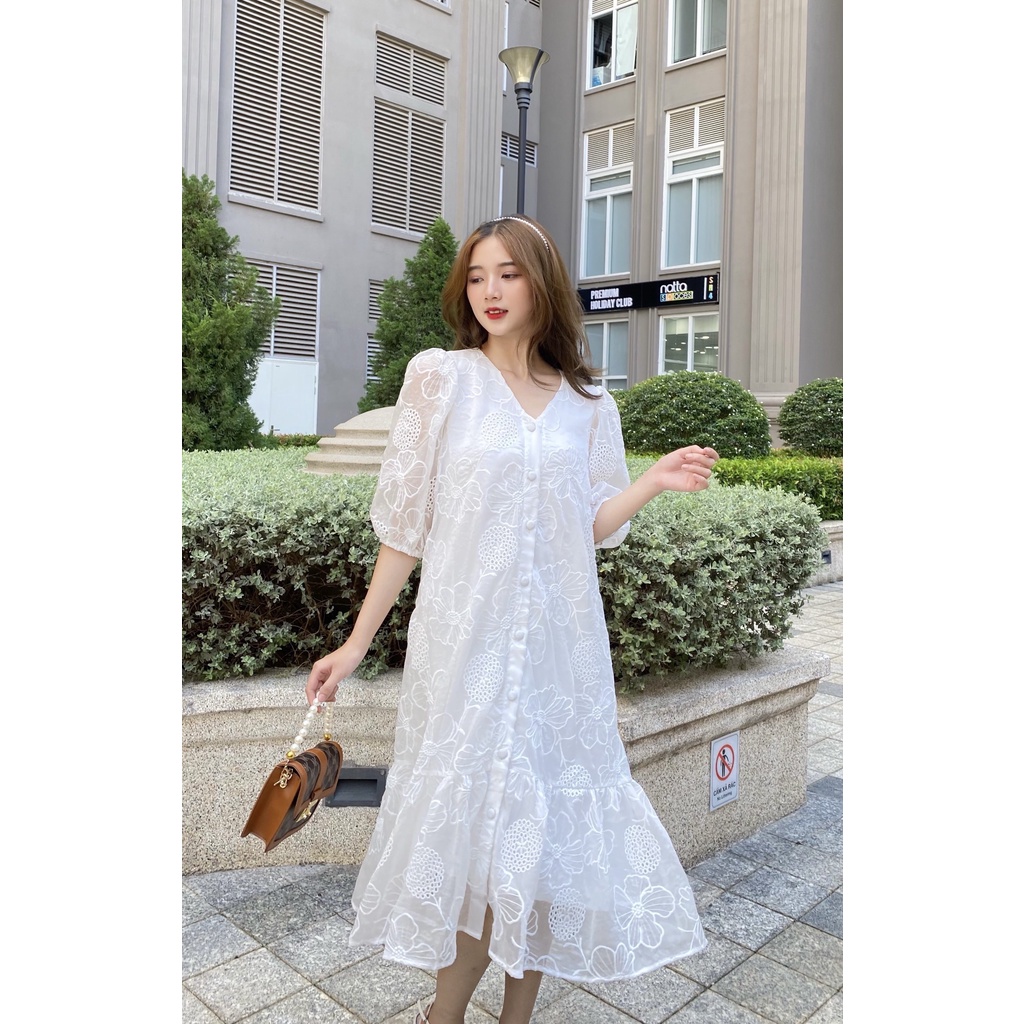 Đầm maxi ren thêu hoa chìm 3 màu gài nút - màu trắng D325