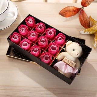 Hoa sáp kèm gấu
hộp gồm 12 bông hoa sáp, và 1 gấu.