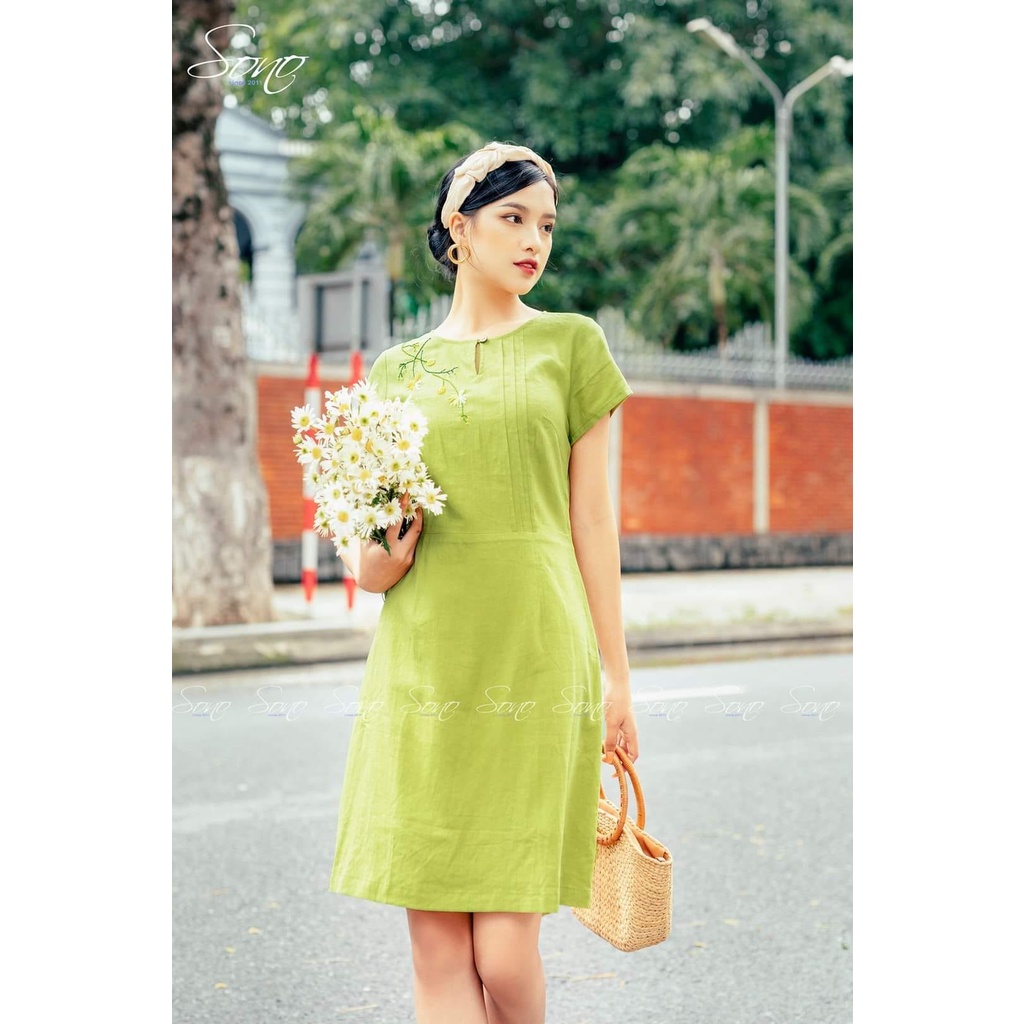 Sono - Đầm Chất Liệu Linen Màu Xanh Lá Hoạ Tiết Thêu Trẻ Trung Tôn Dáng