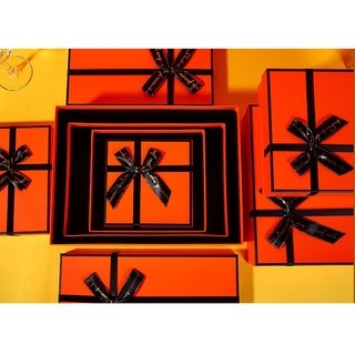 Hộp đựng quà tặng màu đen kèm nơ sang trọng