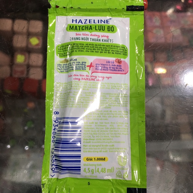 1 dây sữa tắm Hazeline dưỡng sáng da matcha lựu đỏ 4.5g x 12gói