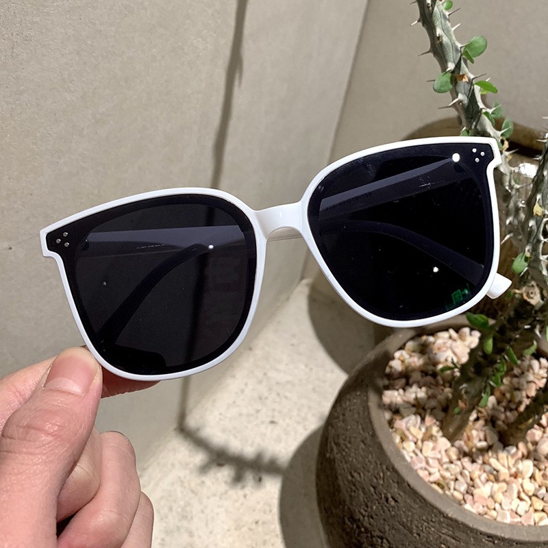 [Xem Video] Kính Mát Nam Nữ Kính Râm Thời Trang Tặng Hộp và Khăn Lau Kính - K017 thusamshop | BigBuy360 - bigbuy360.vn