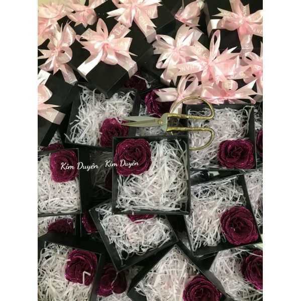 Hộp đựng quà tặng kèm hoa nhũ +giấy rơm.