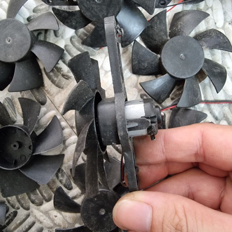 Cánh quạt mini + motor 130 cầm tay cũ các loại.