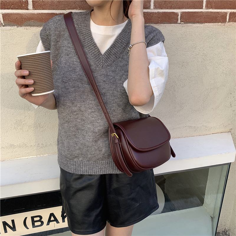 Túi đeo chéo dễ phối đồ kiểu dáng thời trang cho nữ