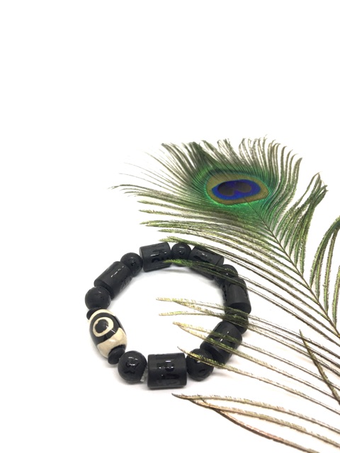 Vòng tay Dzi và đá đen phong thủy khắc chữ Tây Tạng