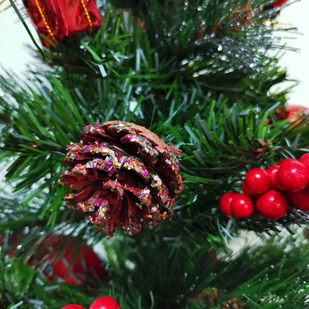 Cây thông noel để bàn 40cm trang trí giáng sinh mẫu 3 loại lá gắn trái thông tặng kèm dây led 8m màu vàng