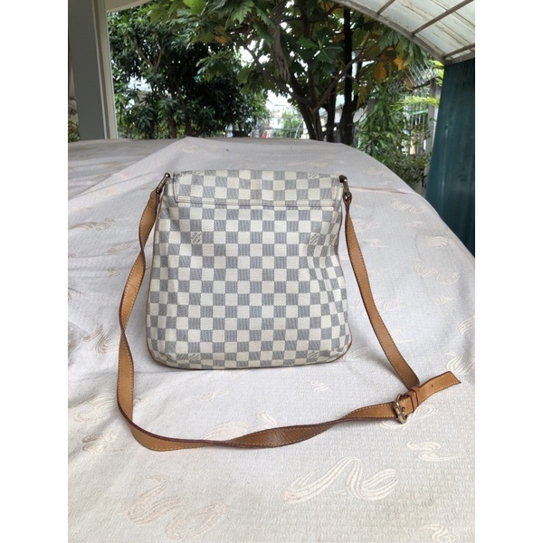 Túi chuẩn si. Túi qua sử dụng. Khách vui lòng xem hình nếu muốn biết thêm thông tin sản phẩm mời khách vô chat. Thanks .