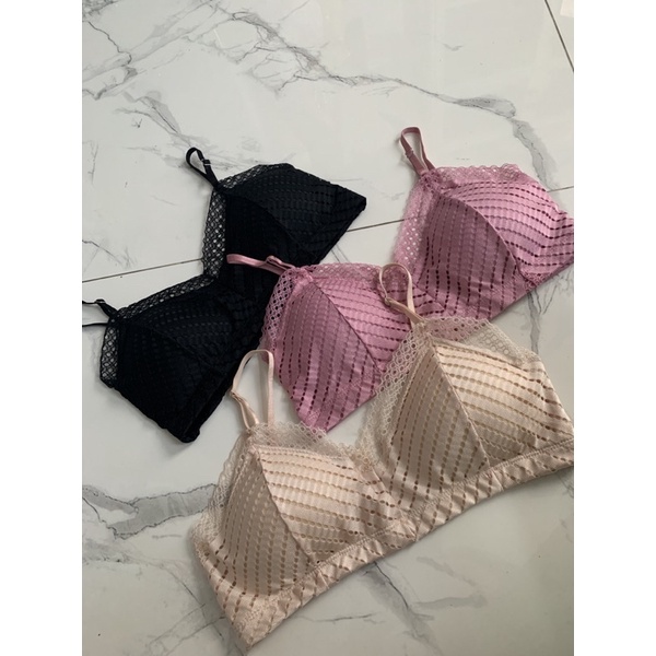Laấy đánh giá Bán lỗ vốn Áo 3 màu ĐEN- HỒNG- NUDE CHẠY REN QUANH BẦU NGỰC THẬT SANG