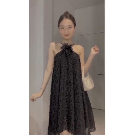 đầm yếm có hoa cài cổ