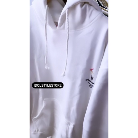 Áo nỉ trắng balen của Jungkook bts