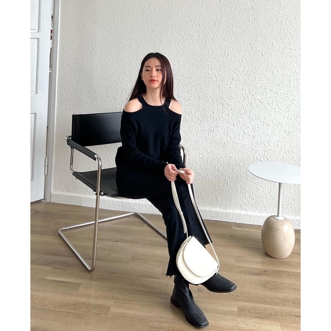 Quần jeans đen skinny cắt gấu orange + áo len hở 2 bên vai