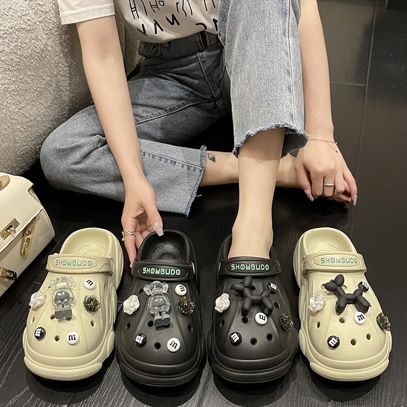 Dép Cross nữ Showbudo đế cao 4cm, Sục nữ độn đế kèm Sticker Bearbrick chất liệu Eva đế cao chống thấm nước.Dream.2021