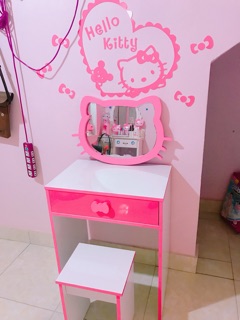 Bàn trang điểm kitty