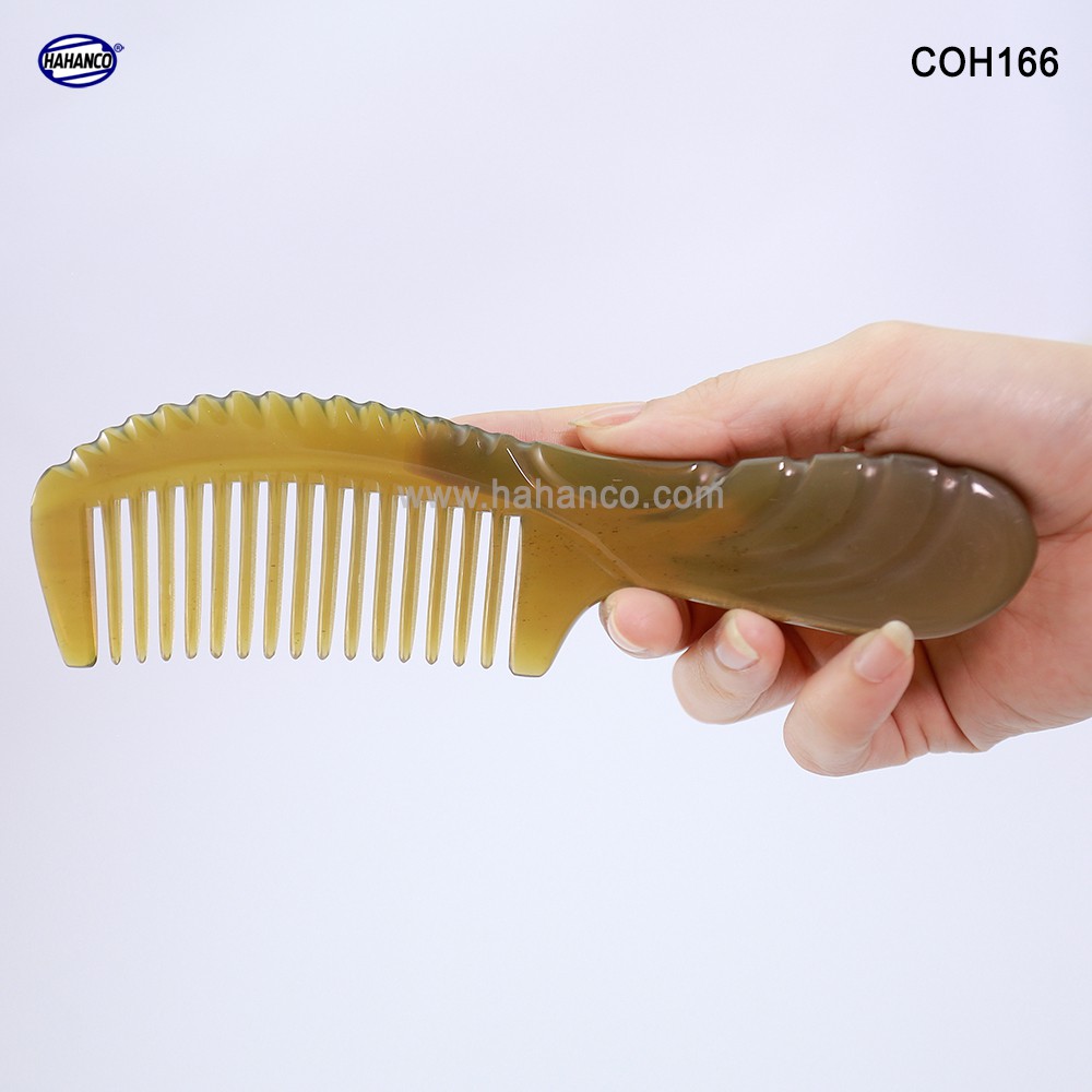 Lược sừng răng thưa xuất Nhật (Size: L - 18cm) Cho tất cả các loại tóc -COH166- Horn Comb of HAHANCO - Chăm sóc tóc