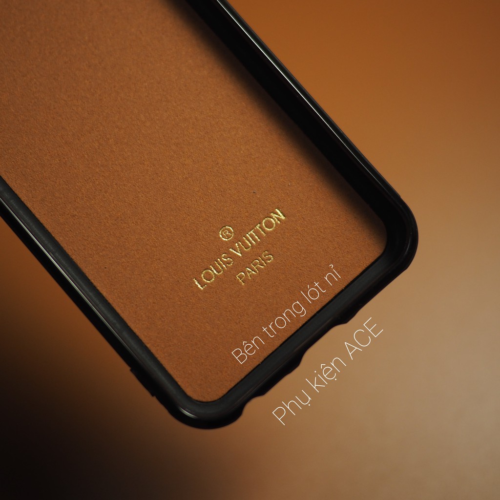 Ốp LV kèm hộp iPhone SE 2020, da canvas, có lót nỉ và khắc chữ bên trong