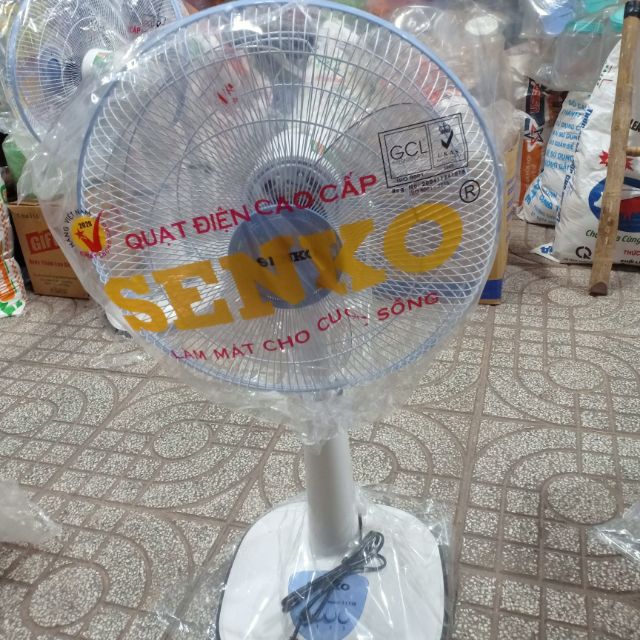 Quạt đứng lỡ nhựa Senko - có thể tăng cao thấp