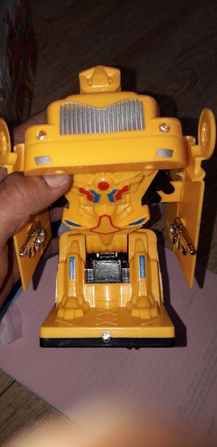 Xe mô hình xe buýt biến thành Robot bằng nhựa có nhạc và đèn Led tặng kèm pin