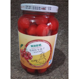 Lọ quả cherry đỏ có cuống