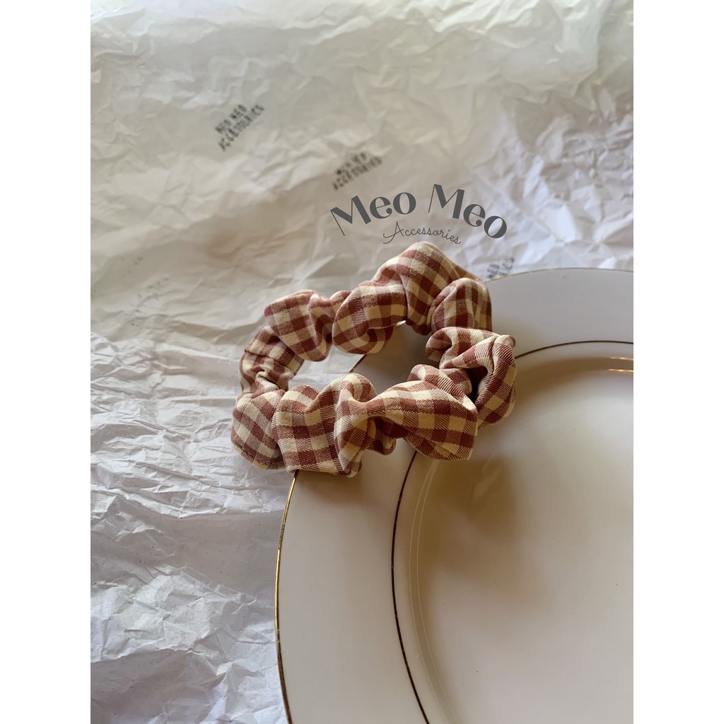 Buộc tóc scrunchie vải kẻ caro sắc màu cho nàng năng động