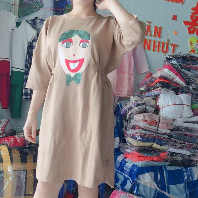 Đầm họa tiết cô gái với thiết kế form rộng hơi nhấn phần eo váy. Sản phẩm phù hợp với những cô nàng cá tính và năng động