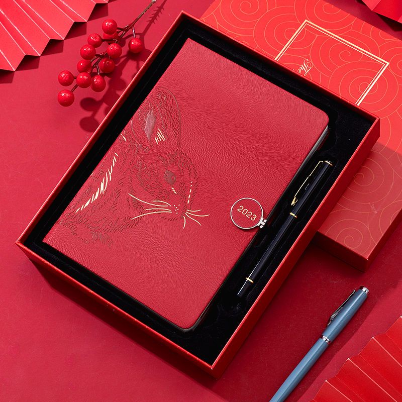 Sổ Ghi Chú 400 Trang A5 Năm 2023 Kèm Bút Và Lịch Xoay 365 Ngày Để Bàn