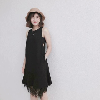 Đầm from suông cách điệu chân ren