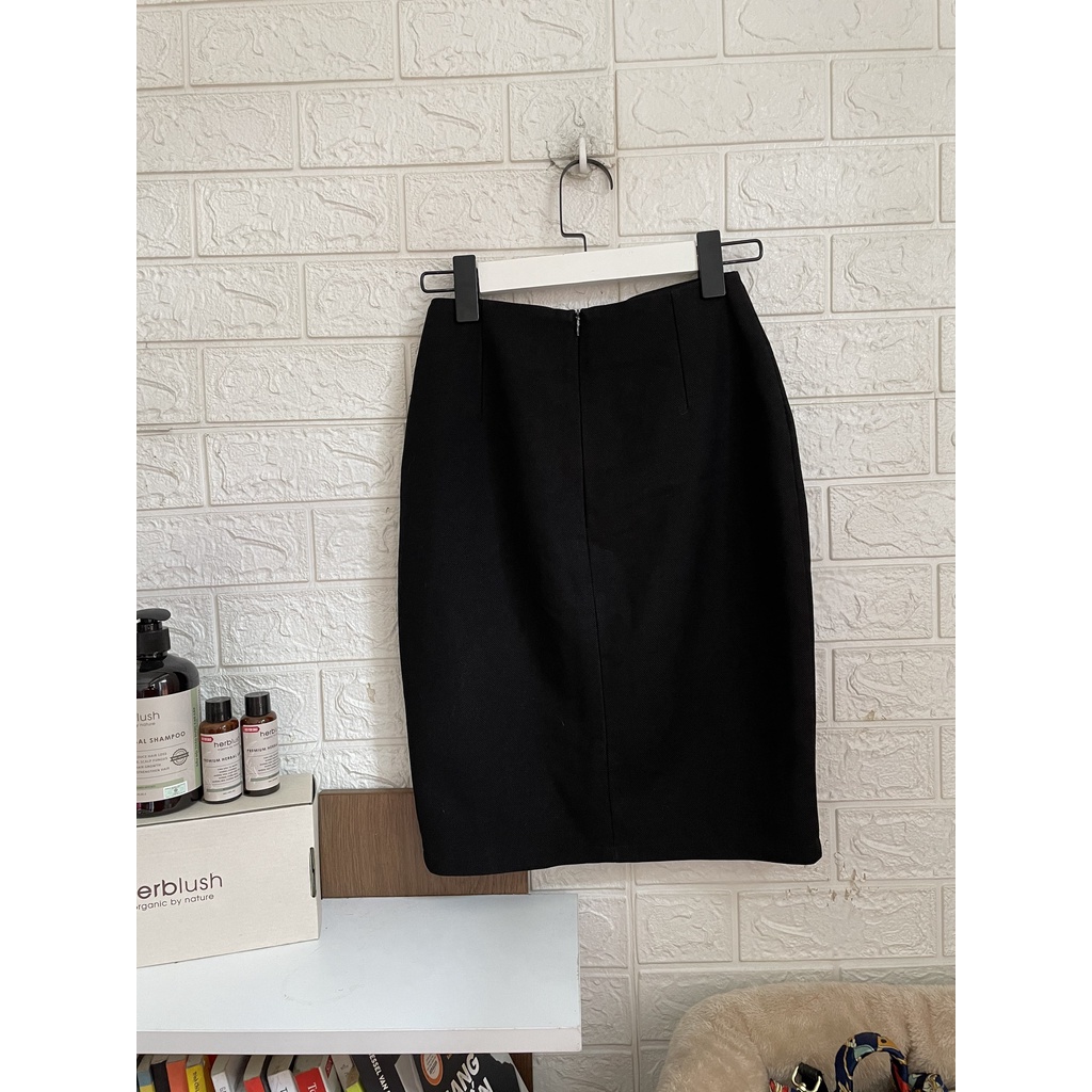 Chân váy bút chì phối nút bọc