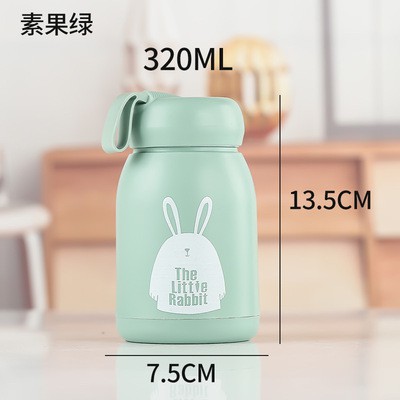 Bình đựng nước thủy tinh xinh xắn, vỏ bọc nhựa.