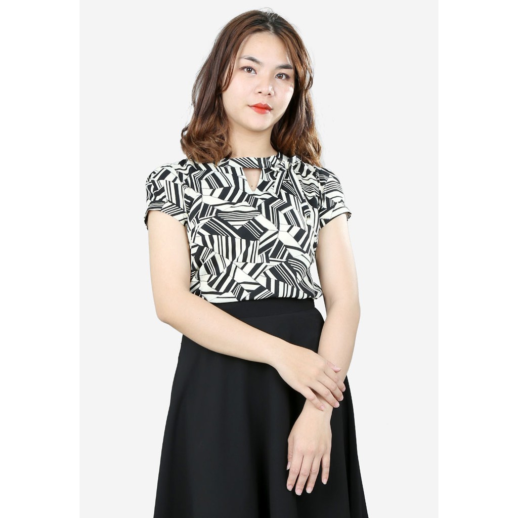 Áo sơ mi tay cộc lụa sạn nền vàng nhạt hình kẻ kim tuyến dáng croptop cổ tàu xẻ V nơ dây The One Fashion ADD1573HI