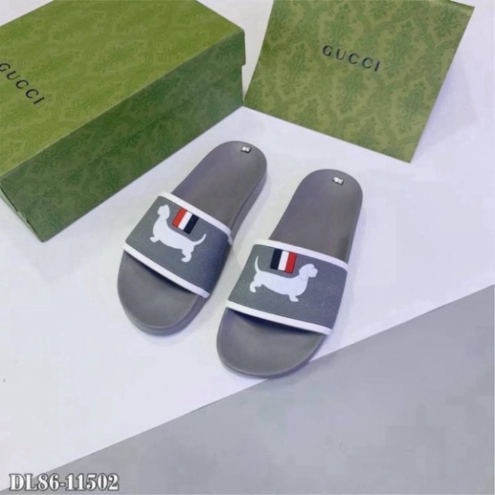 Dép nam thời trang quai ngang thương hiệu Thom Browne phong cách đế đúc cao su cực kì êm chân